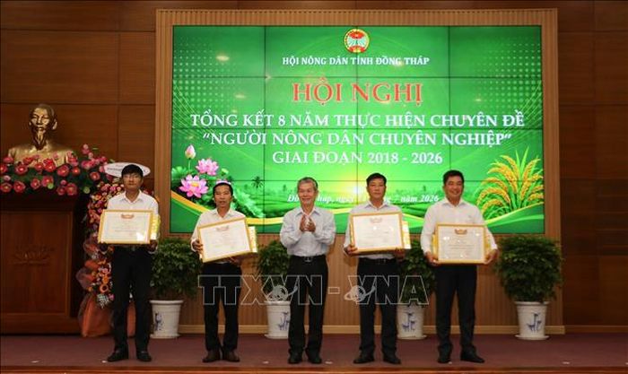 Trao Bằng khen cho đại diện các tập thể có thành tích xuất sắc, tiêu biểu trong thực hiện Chuyên đề “Người nông dân chuyên nghiệp” giai đoạn 2018 – 2026.