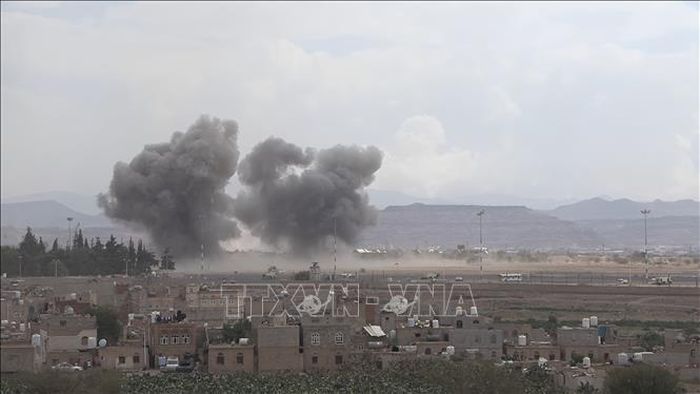 Sân bay quốc tế Sanaa ở Sanaa, Yemen bị trúng không kích ngày 13/7/2026. Ảnh: THX/TTXVN phát