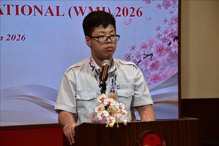 Em Vũ Hải Lâm, học sinh lớp 8M, Trường THCS Ngô Sĩ Liên (Hà Nội), Huy chương Vàng WMI 2026, phát biểu tại lễ chúc mừng. Ảnh: Nguyễn Tuyến/PV TTXVN tại Nhật Bản