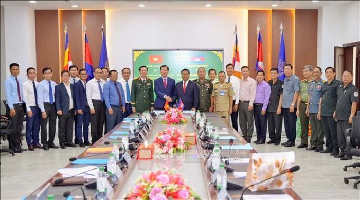 Ban Chuyên trách tỉnh An Giang và Ban Chuyên trách tỉnh Tà Keo chụp ảnh lưu niệm. Ảnh: TTXVN phát