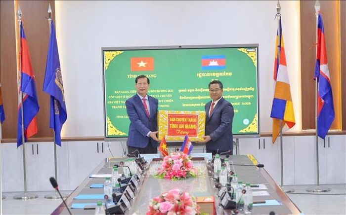 Ban Chuyên trách tỉnh An Giang trao tặng quà cho Ban Chuyên trách tỉnh Tà Keo. Ảnh: TTXVN phát