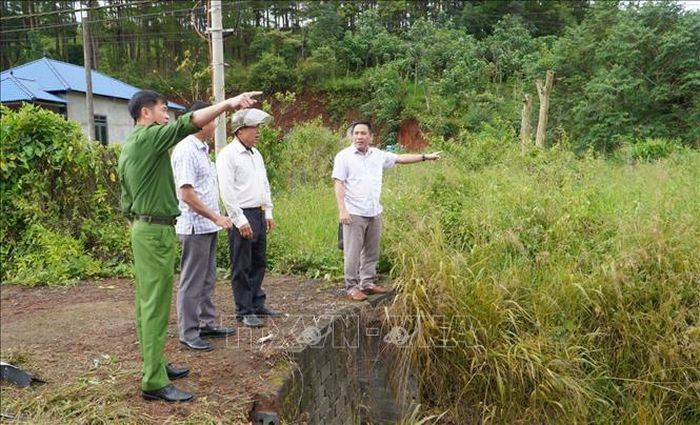 Ngành chức năng kiểm tra hiện trường vụ tai nạn. Ảnh: TTXVN phát