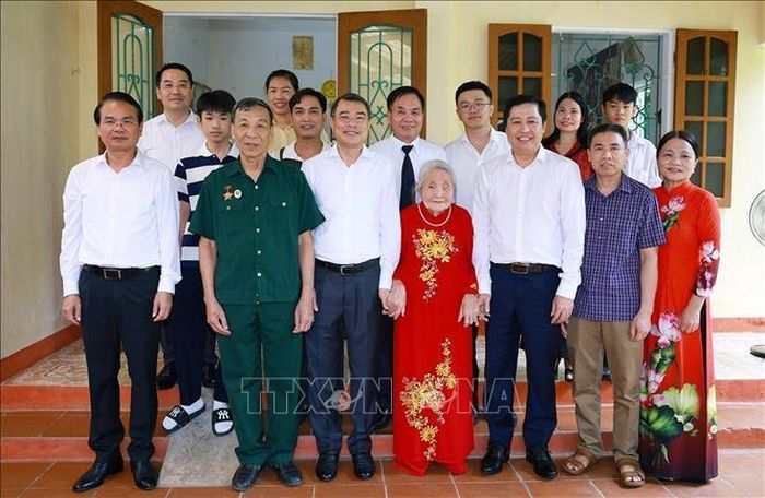 Thủ tướng Lê Minh Hưng thăm gia đình bà Trần Thị Vinh, 92 tuổi, ở Tổ dân phố Đồng Tâm 4, phường Yên Bái, là vợ của cán bộ tiền khởi nghĩa, đồng thời là mẹ liệt sĩ. Ảnh: Dương Giang/TTXVN