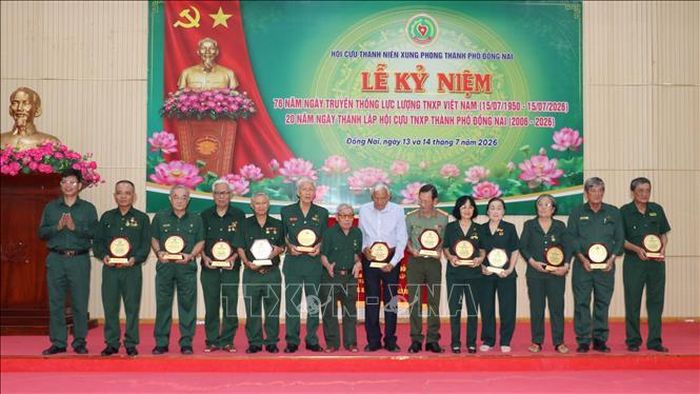 Hội Cựu TNXP thành phố Đồng Nai tri ân cán bộ Hội, cựu cán bộ Hội đã có nhiều đóng góp trong 20 năm xây dựng và phát triển Hội.