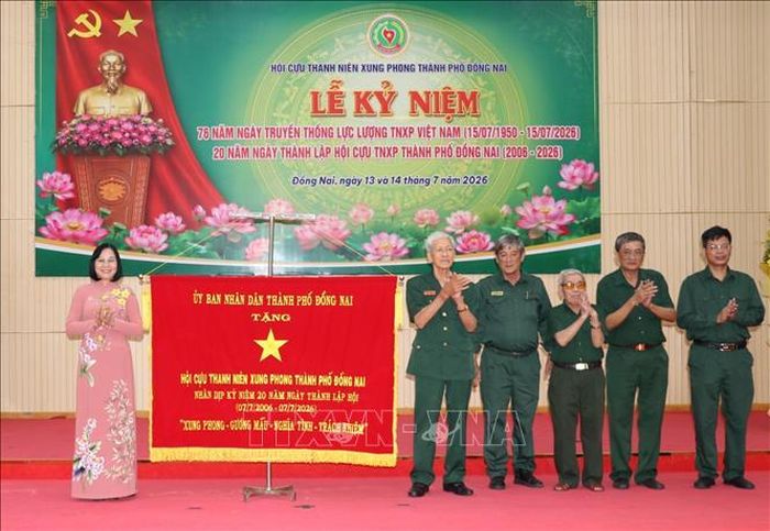 Phó Chủ tịch UBND thành phố Đồng Nguyễn Thị Hoàng trao bức trướng chúc mừng Hội Cựu TNXP thành phố Đồng Nai tại lễ kỷ niệm.