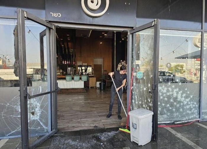 Một quả lựu đạn được ném vào chi nhánh Japanika tại Afula gây ra hỏa hoạn. Ảnh: Ynet