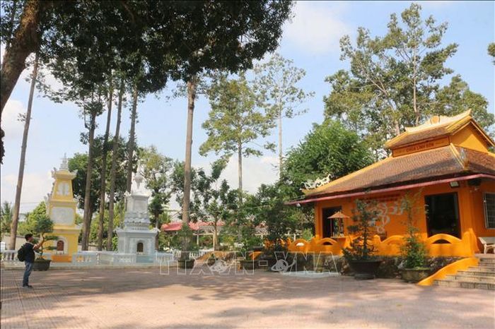Di tích Chùa Linh Sơn (nằm trong Khu di tích khảo cổ Óc Eo-Ba Thê) với nhiều giá trị khảo cổ, luôn thu hút sự quan tâm của các nhà nghiên cứu và du khách. Ảnh: Công Mạo/TTXVN