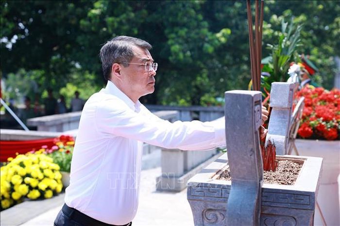 Thủ tướng Lê Minh Hưng dâng hương tưởng niệm các Anh hùng Liệt sĩ tỉnh Phú Thọ. Ảnh: Dương Giang/TTXVN