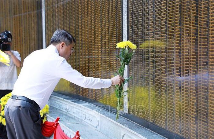 Thủ tướng Lê Minh Hưng đặt hoa tại bia ghi danh các Anh hùng Liệt sĩ tỉnh Phú Thọ. Ảnh: Dương Giang/TTXVN