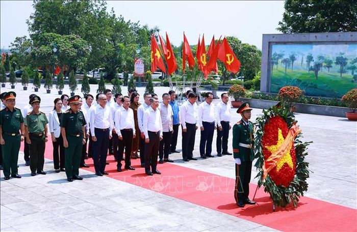 Thủ tướng Lê Minh Hưng và thành viên đoàn công tác tưởng niệm các Anh hùng Liệt sĩ tỉnh Phú Thọ. Ảnh: Dương Giang/TTXVN