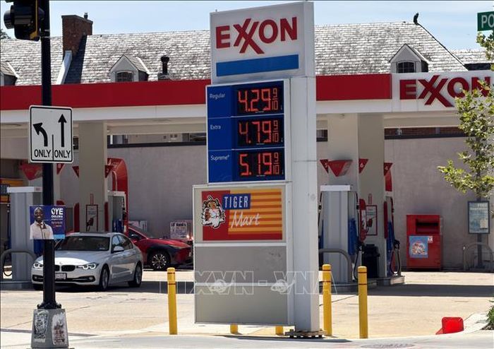 Bảng giá xăng bán lẻ tại một trạm xăng ở thủ đô Washington D.C của Mỹ trưa 13/7/2026. Ảnh: Ngọc Quang - P/v TTXVN tại Mỹ