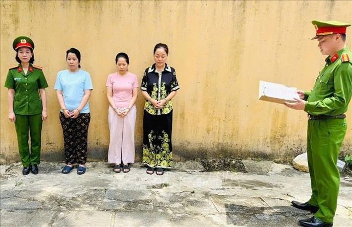 Từ trái qua: Đối tượng Trần Tiễn Như Nghi, đối tượng Nguyễn Thị Liên (chủ tiệm vàng Ngọc Tâm), đối tượng Hoàng Thị Thanh Nga (chủ tiệm vàng Ngọc Châu Âu). Ảnh: TTXVN phát