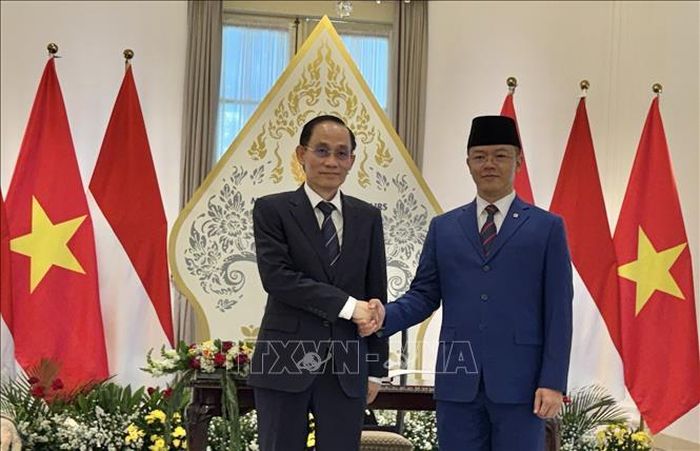 Ủy viên Bộ Chính trị, Bộ trưởng Ngoại giao Lê Hoài Trung (trái) và Bộ trưởng Ngoại giao Indonesia Sugiono tại tòa nhà Pencasila, Bộ Ngoại giao Indonesia.