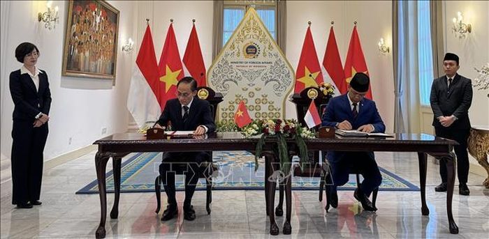Ủy viên Bộ Chính trị, Bộ trưởng Ngoại giao Lê Hoài Trung (trái) và Bộ trưởng Ngoại giao Indonesia Sugiono ký kết Kế hoạch hành động thực hiện Quan hệ Đối tác Chiến lược Toàn diện.