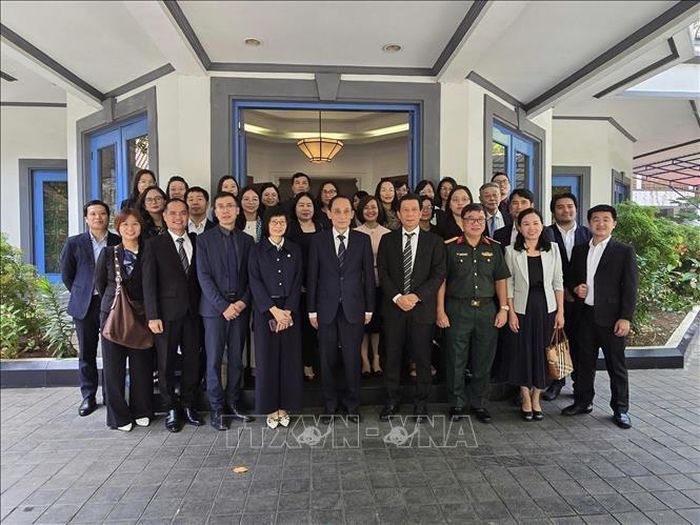 Ủy viên Bộ Chính trị, Bộ trưởng Ngoại giao Lê Hoài Trung và các cán bộ Việt Nam đang công tác tại Indonesia.