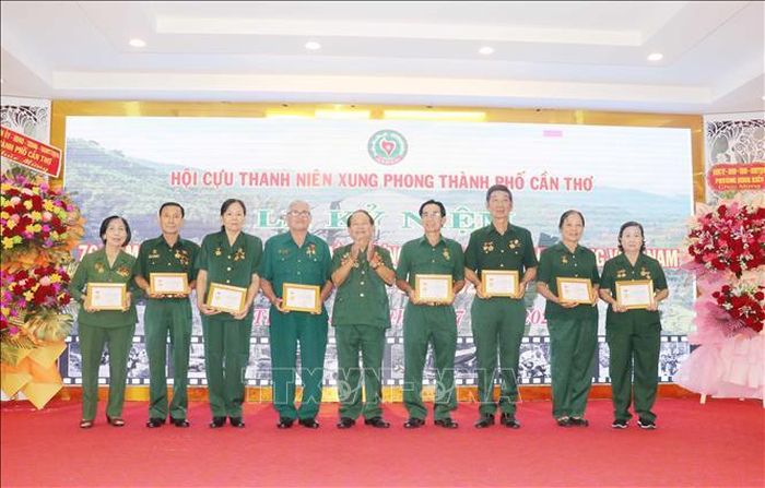 Tặng Kỷ niệm chương Cựu Thanh niên Xung phong VIệt Nam cho các hội viên, các đại biểu có nhiều đóng góp tích cực cho phong trào Hội và phát triển kinh tế xã hội thành phố. Ảnh: Ngọc Thiện/TTXVN