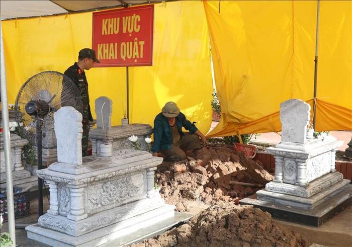 Các lực lượng tham gia khai quật lấy mẫu danh tính liệt sĩ tại Nghĩa trang liệt sĩ xã Đồng Thịnh, tỉnh Ninh Bình.