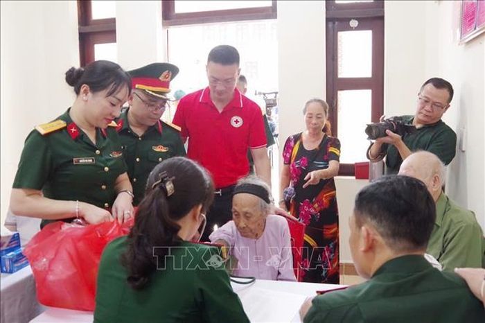 Các y, bác sĩ của Bộ Chỉ huy quân sự tỉnh Quảng Ninh phối hợp Hội Chữ thập đỏ tỉnh khám bệnh, tư vấn sức khỏe, cấp phát thuốc miễn phí cho các đối tượng chính sách ở xã Tiên Yên. Ảnh: Văn Đảm/TTXVN phát