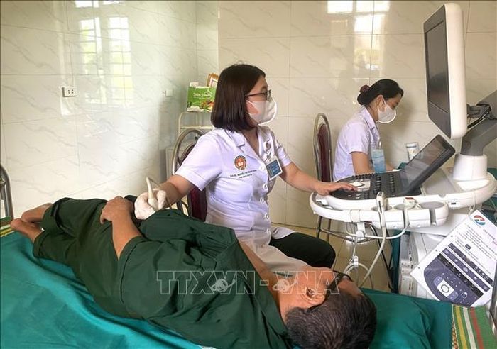 Bác sĩ Học viện Quân siêu âm cho đối tượng chính sách tại xã Linh Hồ (Tuyên Quang). Ảnh: Minh Tâm/TTXVN