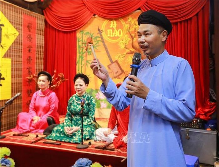 Nghệ nhân giới thiệu tới khán giả các nhạc cụ của nghệ thuật ca trù. Ảnh: Khánh Hòa/TTXVN