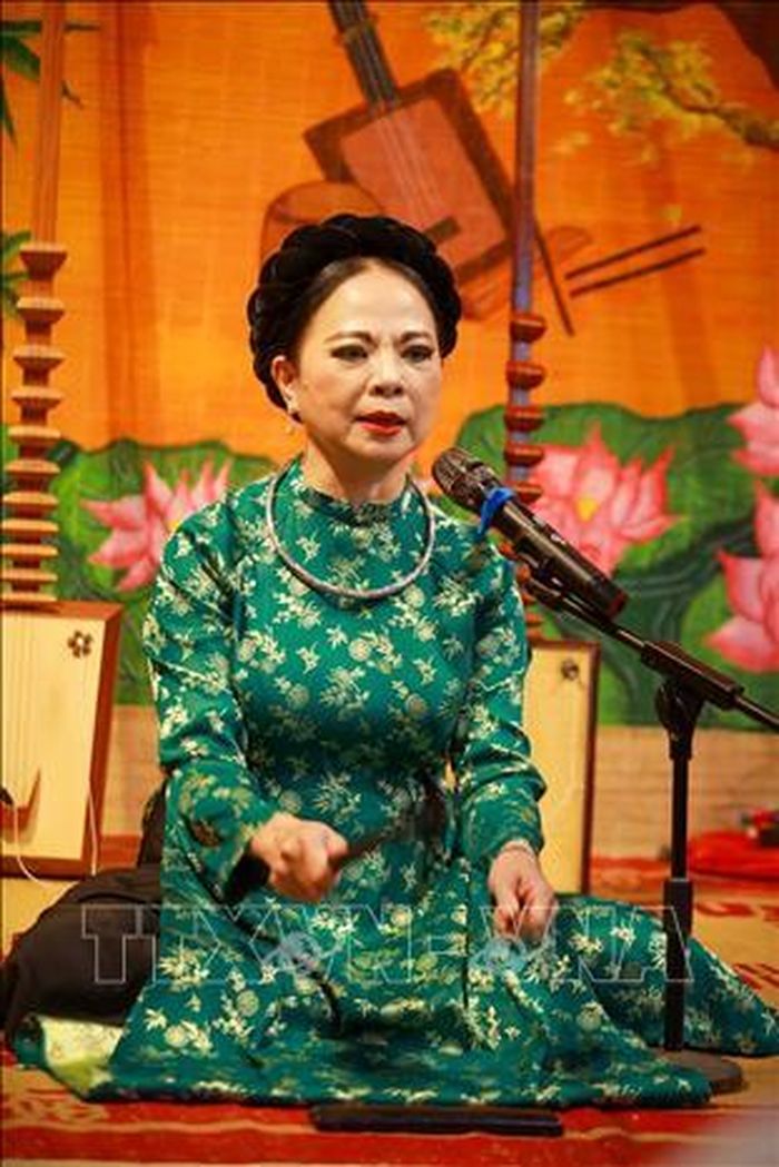Nghệ nhân ưu tú Vân Mai biểu diễn tại chương trình. Ảnh: Khánh Hòa/TTXVN