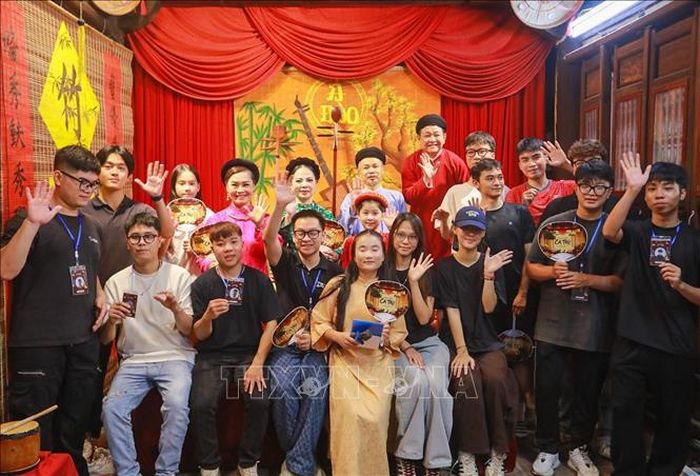 "Chạm Ca trù" là dự án văn hóa do nhóm sinh viên Trường Đại học FPT phối hợp Câu lạc bộ Ca trù Bích Câu thực hiện. Ảnh: Khánh Hòa/TTXVN