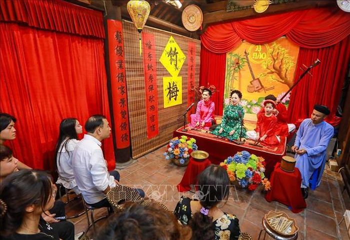 Thông qua chương trình biểu diễn và talkshow chuyên đề, dự án không chỉ giới thiệu vẻ đẹp tinh tế của ca trù mà còn kể những câu chuyện về lịch sử, hành trình gìn giữ một loại hình nghệ thuật truyền thống từng trải qua nhiều thăng trầm. Ảnh: Khánh Hòa/TTXVN