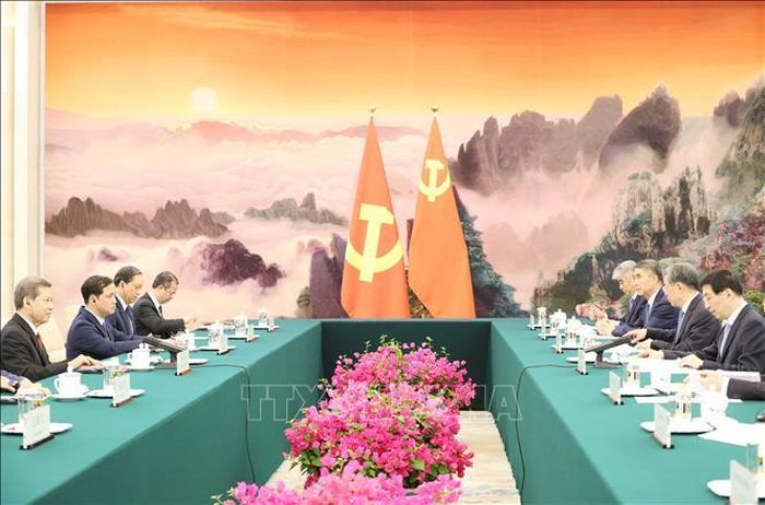 Đồng chí Lê Minh Trí (trái) hội kiến đồng chí Vương Hộ Ninh.