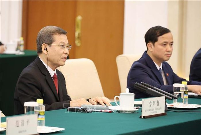 Đồng chí Lê Minh Trí (trái) phát biểu tại cuộc hội kiến.