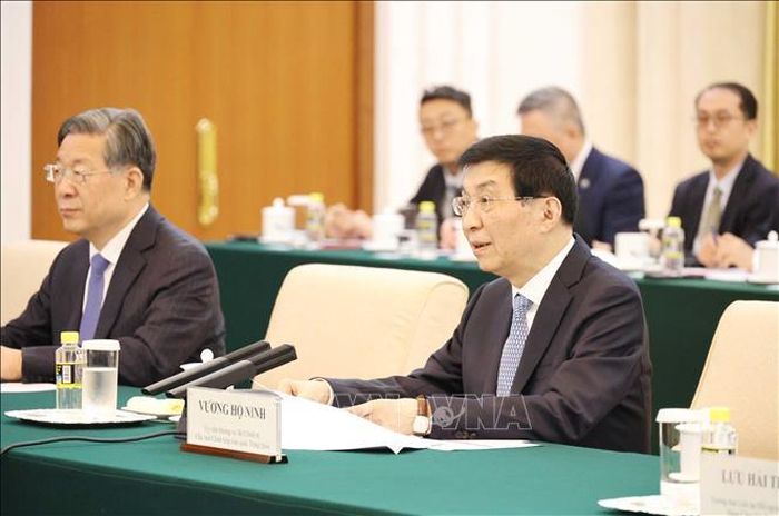 Ủy viên Thường vụ Bộ Chính trị, Chủ tịch Chính hiệp toàn quốc Trung Quốc Vương Hộ Ninh (phải) phát biểu tại cuộc hội kiến.