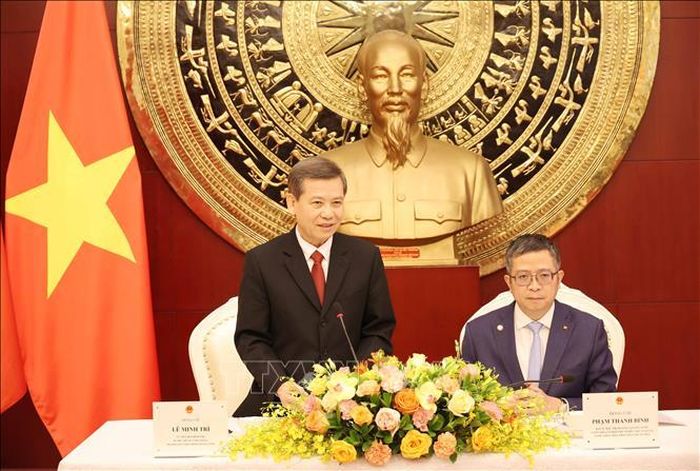 Đồng chí Lê Minh Trí gặp gỡ, làm việc với tập thể cán bộ, nhân viên Đại sứ quán Việt Nam tại Trung Quốc.
