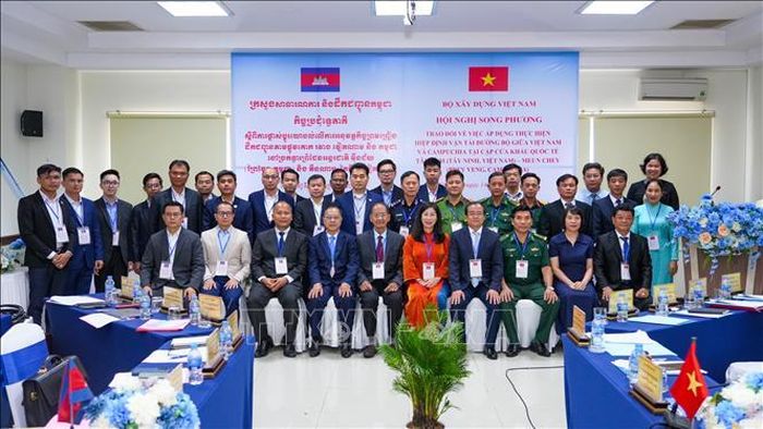 Đại biểu Việt Nam và Campuchia chụp ảnh lưu niệm sau Hội nghị song phương thống nhất triển khai Hiệp định vận tải đường bộ tại cặp cửa khẩu quốc tế Tân Nam - Meun Chey.