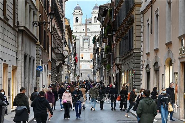 Người dân di chuyển trên đường phố tại Rome, Italy. Ảnh tư liệu, minh họa: AFP/TTXVN