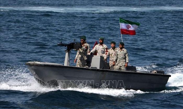 Tàu Iran tuần tra trong cuộc diễn tập quân sự ở Vịnh Oman. Ảnh: The Guardian/TTXVN