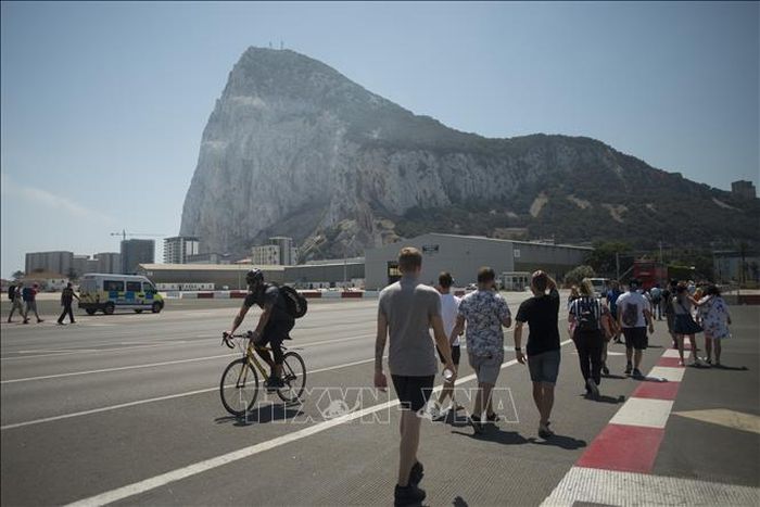 Khách du lịch tại Gibraltar. Ảnh tư liệu: AFP/TTXVN