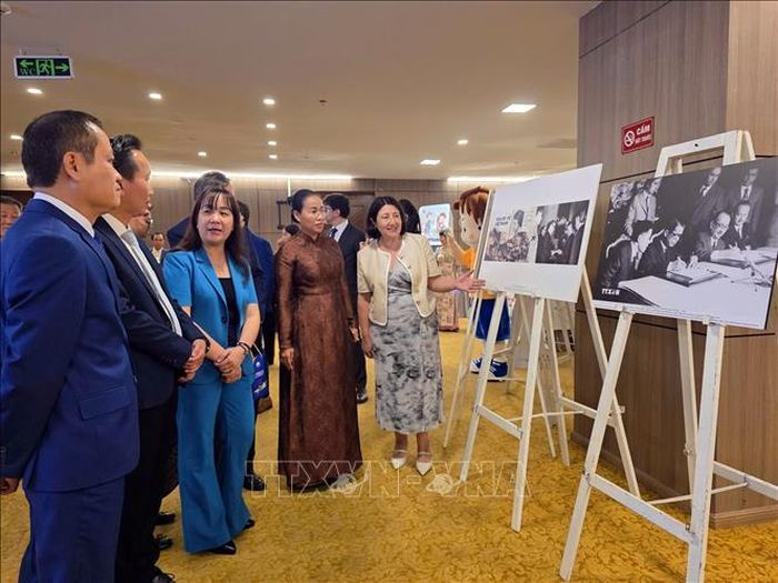 Đại biểu hai nước tham quan triển lãm ảnh giới thiệu chặng đường 55 năm quan hệ ngoại giao Việt Nam - Chile.