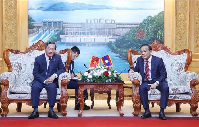 Bí thư Tỉnh ủy, Chủ tịch HĐND tỉnh Viêng Chăn Phouthanouphet Xaysombath tiếp Đại sứ Việt Nam tại Lào Nguyễn Minh Tâm đến thăm và làm việc. Ảnh: Xuân Tú/PV TTXVN tại Lào