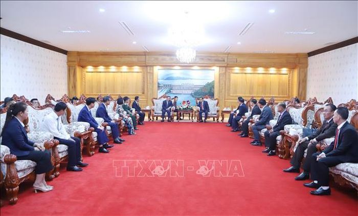 Bí thư Tỉnh ủy, Chủ tịch HĐND tỉnh Viêng Chăn Phouthanouphet Xaysombath tiếp Đại sứ Nguyễn Minh Tâm và Đoàn. Ảnh: Xuân Tú/PV TTXVN tại Lào