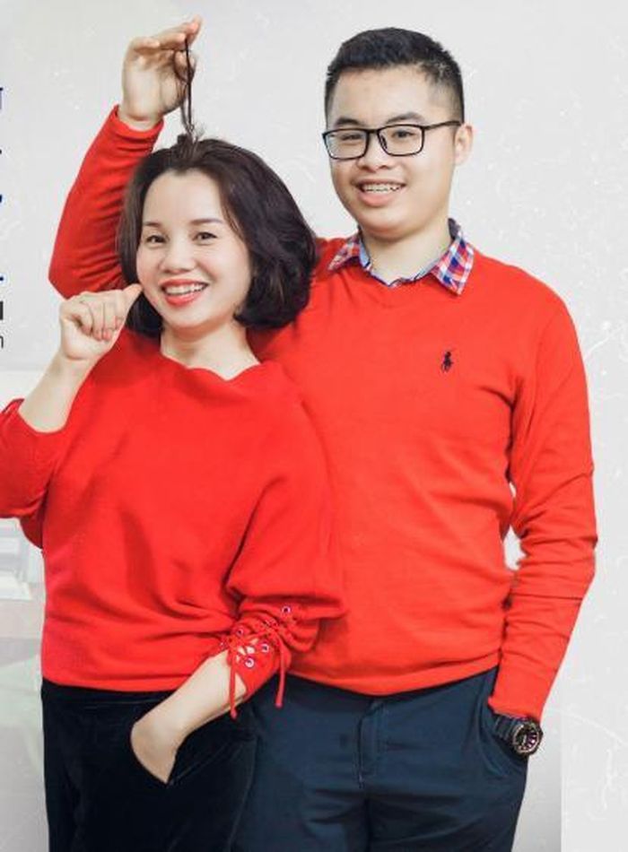 Đinh Vũ Tùng Lâm và mẹ. Ảnh Vietnamnet.