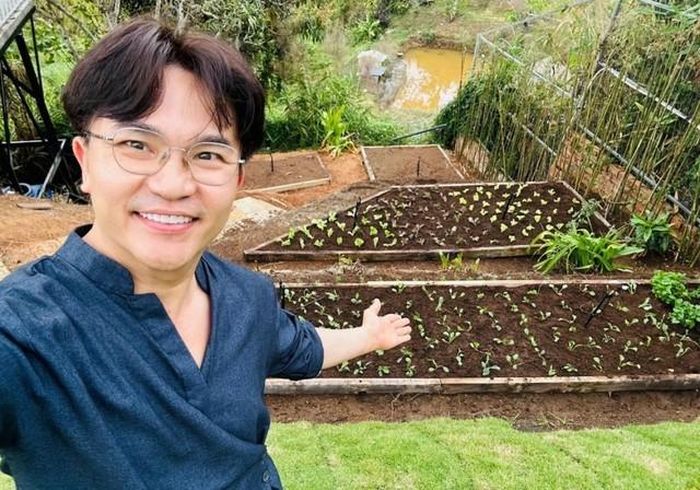 MC Đại Nghĩa bên vườn rau ở nhà vườn Đà Lạt.