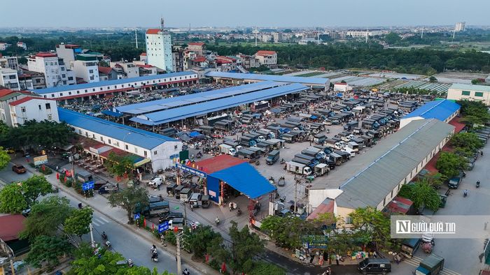 Xã không còn hộ nghèo và chỉ có 57 hộ cận nghèo. Dự toán thu ngân sách năm 2026 đạt gần 1.880 tỷ đồng, trong đó nguồn thu từ sản xuất kinh doanh và đất đai chiếm tỷ trọng lớn, tạo nguồn lực để đầu tư hạ tầng và phát triển đô thị.
