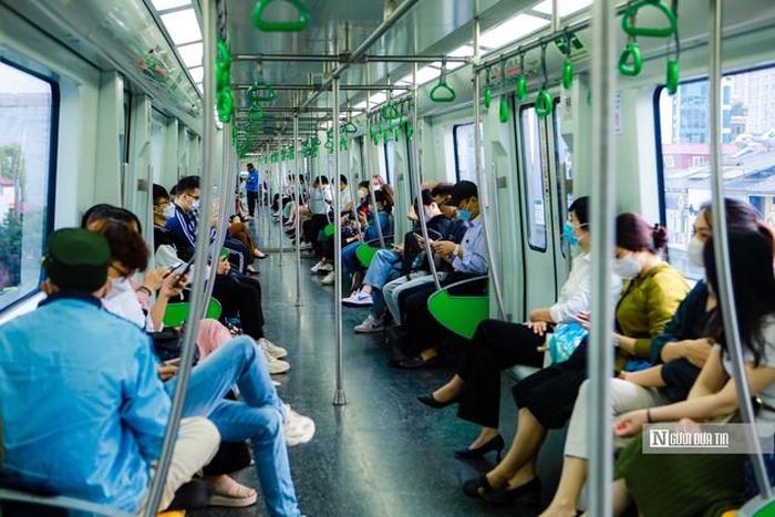 Việc phát nhạc trên các phương tiện vận tải công cộng đặt ra nhiều băn khoăn về nghĩa vụ bản quyền (Ảnh: Hữu Thắng).