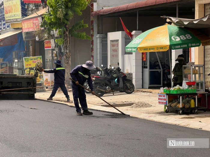 Riêng hạng mục lát gạch vỉa hè vẫn đang được tiếp tục triển khai trên đoạn từ đường Ngô Thì Nhậm đến đường Tôn Đức Thắng.
