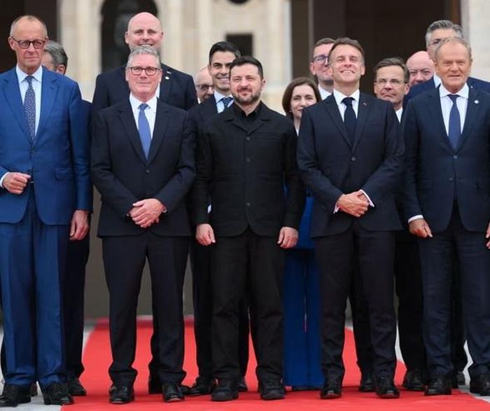 Các nhà lãnh đạo của Đức, Anh, Ukraine, Pháp và Ba Lan cùng các nhà lãnh đạo khác tại Paris. (Ảnh: Eliot Blondet/Pool/Sipa/Shutterstock qua Theguardian)