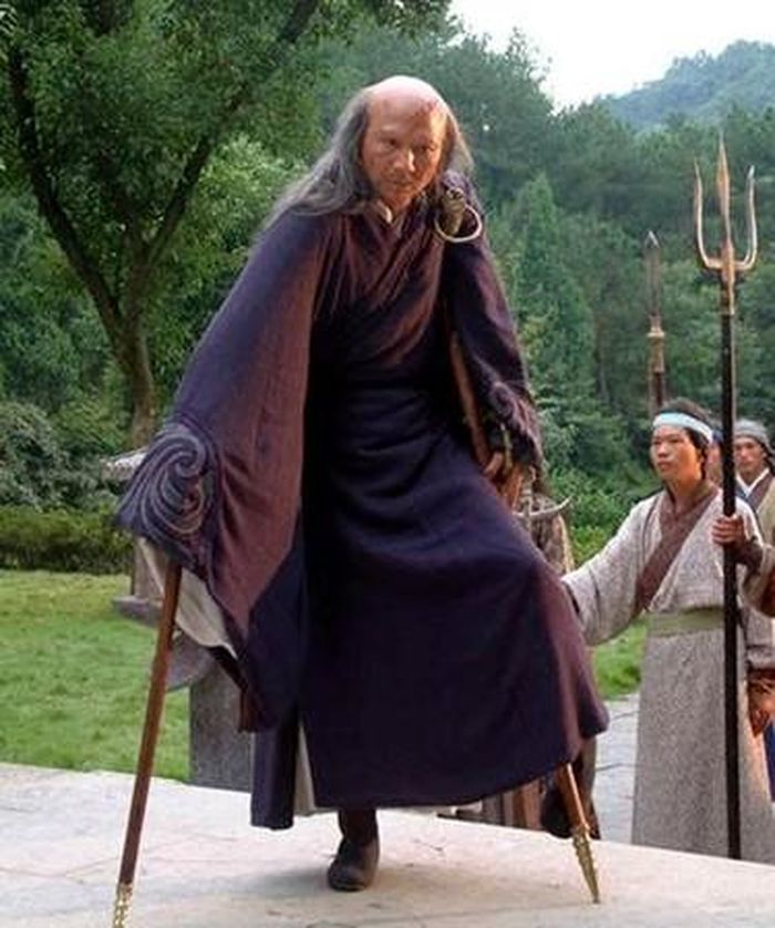 Đoàn Diên Khánh phải chống nạng để di chuyển, khuôn mặt biến dạng và không thể nói chuyện như người bình thường.