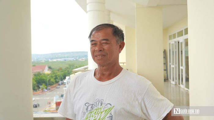 Ngư dân Đồng Văn Thi, phường Phú Thủy, tỉnh Lâm Đồng trao đổi với PV Người Đưa Tin.