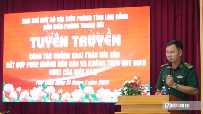 Trung tá Võ Duy Thạnh, Đồn trưởng Đồn Biên phòng Thanh Hải (Ban Chỉ huy Bộ đội Biên phòng tỉnh Lâm Đồng) tuyên truyền công tác chống khai thác hải sản IUU.