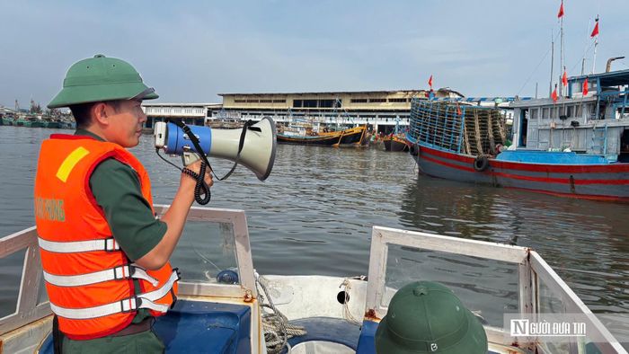 Đồn Biên phòng Thanh Hải tuyên truyền cho bà con ngư dân.