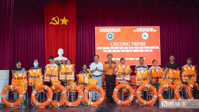 Trung tâm Phối hợp tìm kiếm cứu nạn hàng hải khu vực III, Ban Chỉ huy BĐBP tỉnh, Đồn Biên phòng Thanh Hải và địa phương tặng quà cho ngư dân.