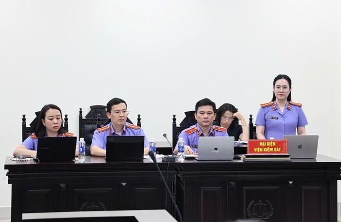 Đại diện VKSND Tp.Hà Nội tranh luận tại phiên tòa (ảnh Hồng Nguyên). 